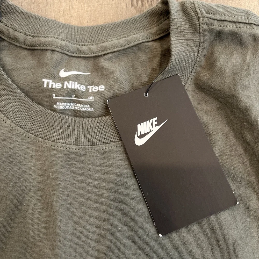 New with tag nike tshirt mens size small dark green short sleeve cotton